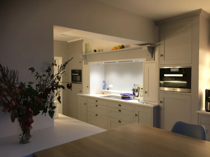 Cuisine sur mesure en chêne massif laqué mat deux teintes, Jupille