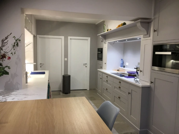 Cuisine sur mesure avec coin repas, façades laque mat deux teintes