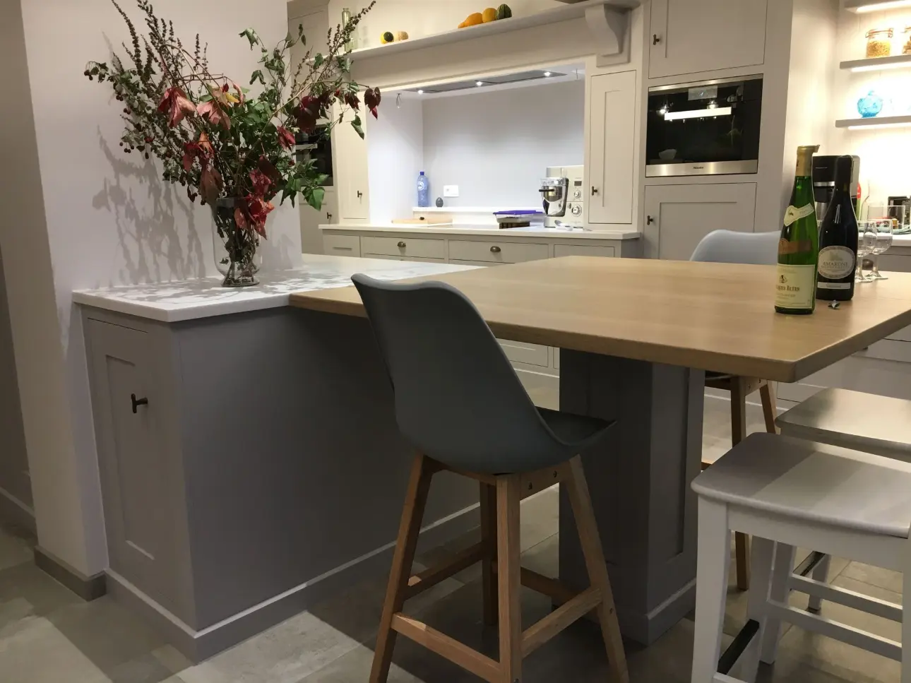 Cuisine sur mesure avec table haute en chêne massif et espace bureau intégré