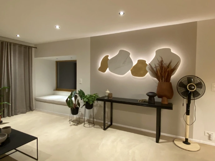 Habillage mural décoratif rétroéclairé sur mesure, séjour à Houtain St Siméon