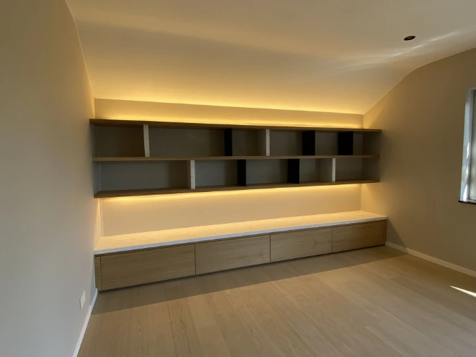 Bibliothèque murale sur mesure avec éclairage LED intégré