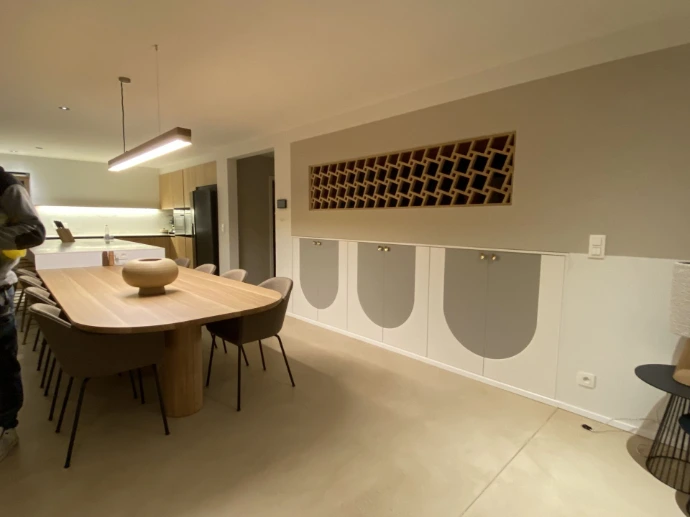 Salle à manger avec cave à vin murale sur mesure en chêne