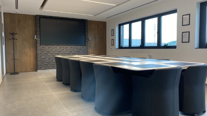 Table de réunion modulaire en solid surface avec piétement chêne fumé
