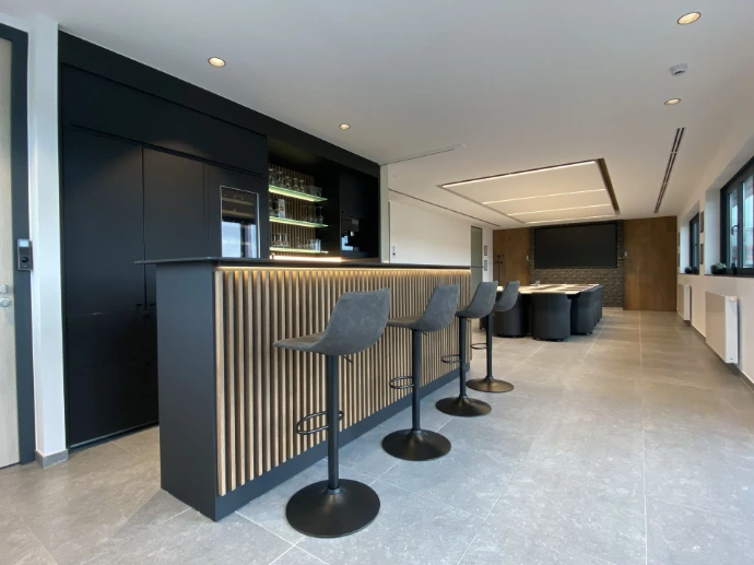 Bar de direction sur mesure ouvert sur l'espace lounge d'entreprise