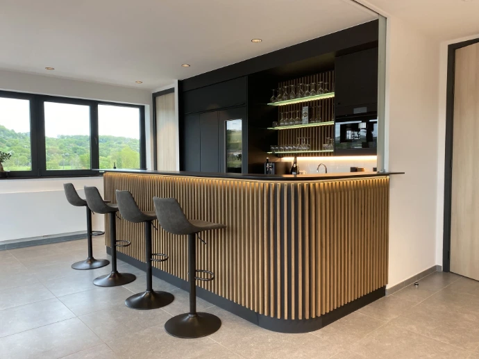Bar de direction cintré en chêne fumé et stratifié noir mat, Tilleur