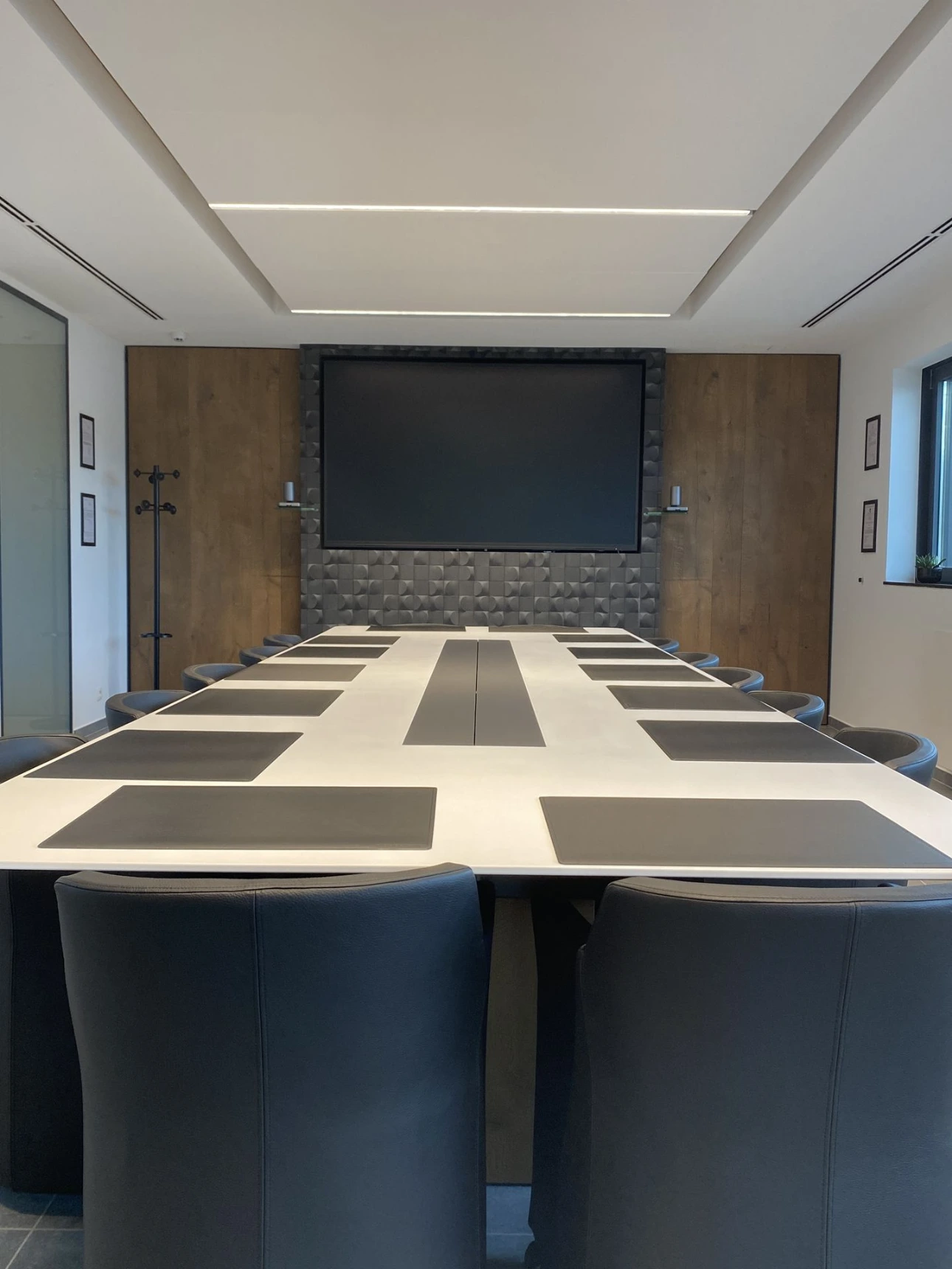 Salle du conseil avec table de réunion 16 personnes sur mesure, Tilleur