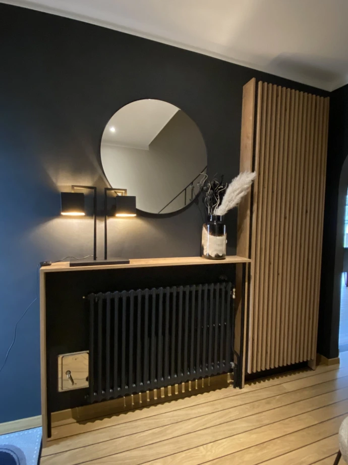 Hall d'entrée sur mesure en MDF noir verni avec tablette en chêne