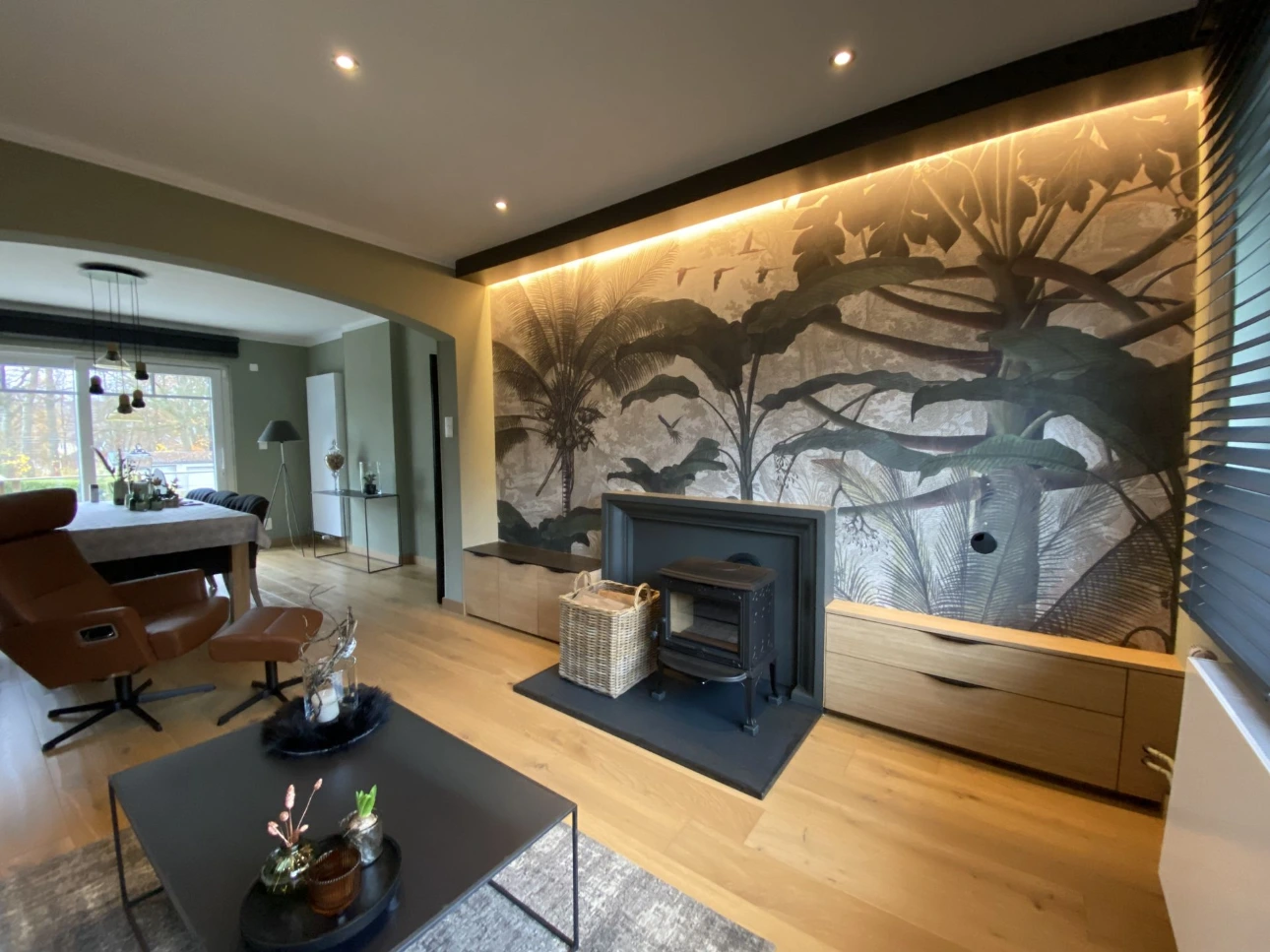 Salon avec habillage de cheminée sur mesure et tapisserie panoramique, Arlon